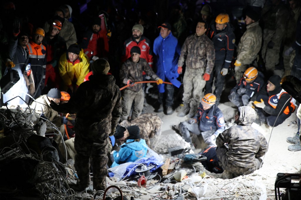 Mentőosztag dolgozik a földrengés sújtotta Törökországban