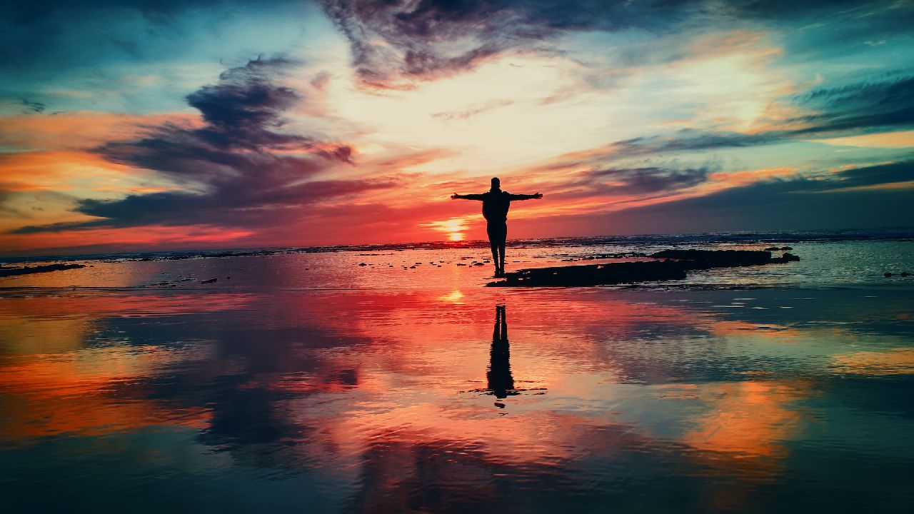 Emberalak a felkelő Nap fényében