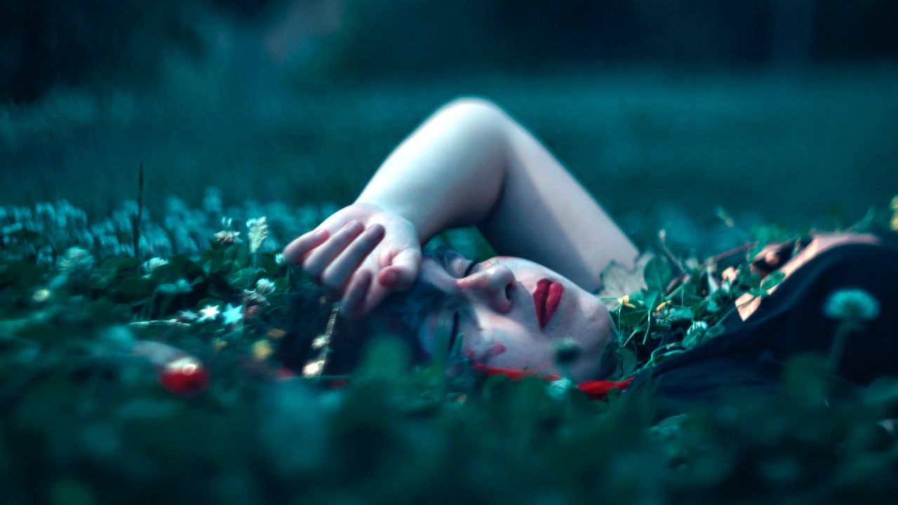 Lány fekszik csukott szemmel