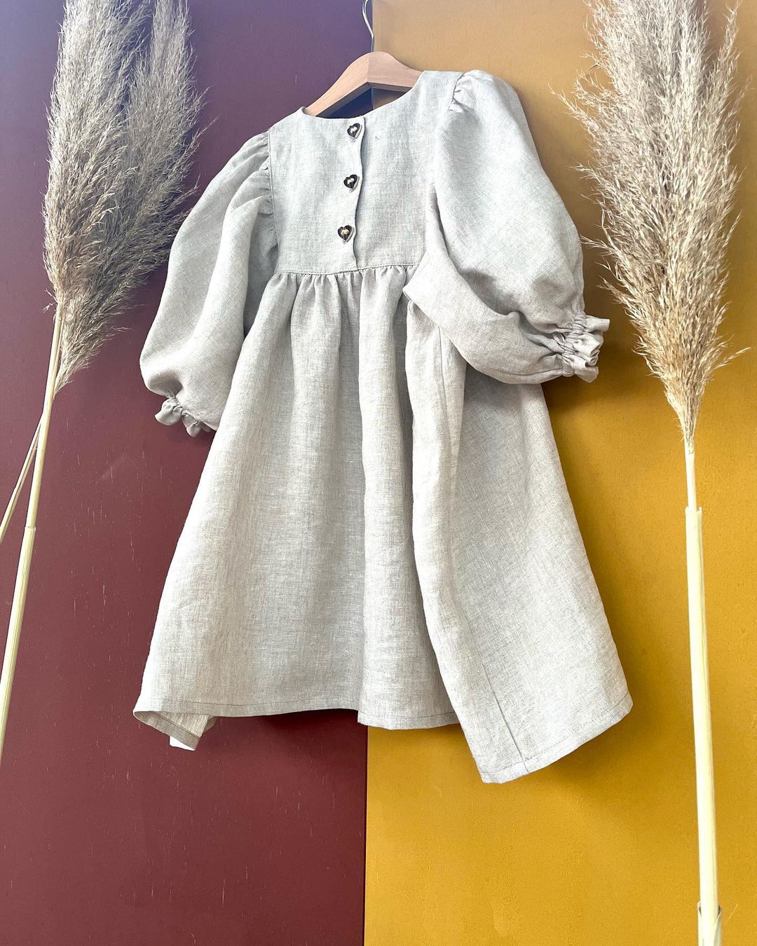 Katy Perry lányának bézs ruhája