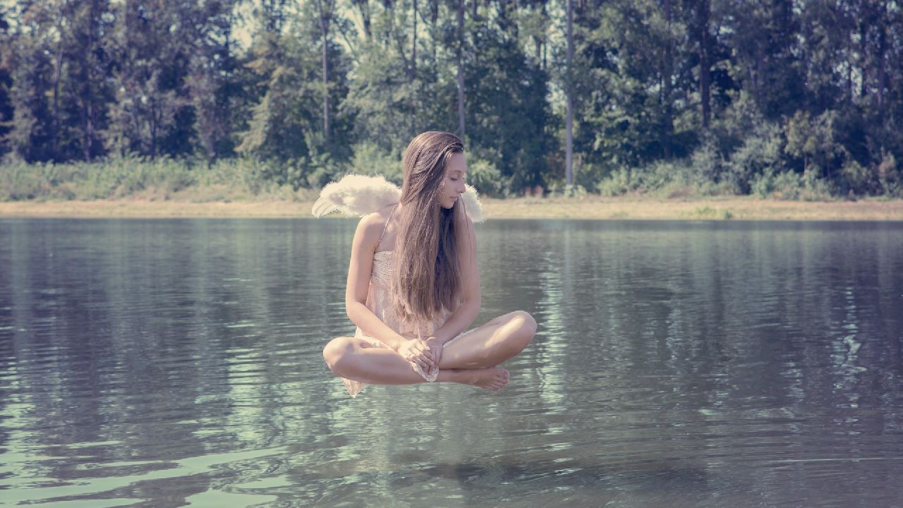 Szárnyas angyallány lebeg a víz felett