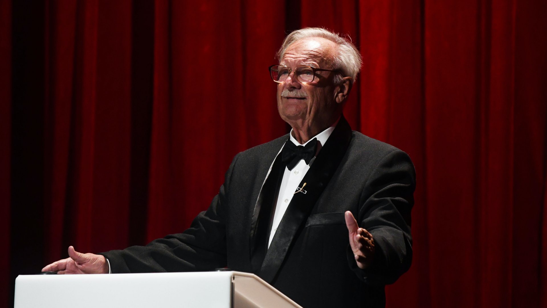 Balázs Péter volt igazgató beszédet mond a mintegy 7,6 milliárd forint kormányzati támogatással teljesen megújult Szolnoki Szigligeti Színház átadásán 2022. szeptember 16-án