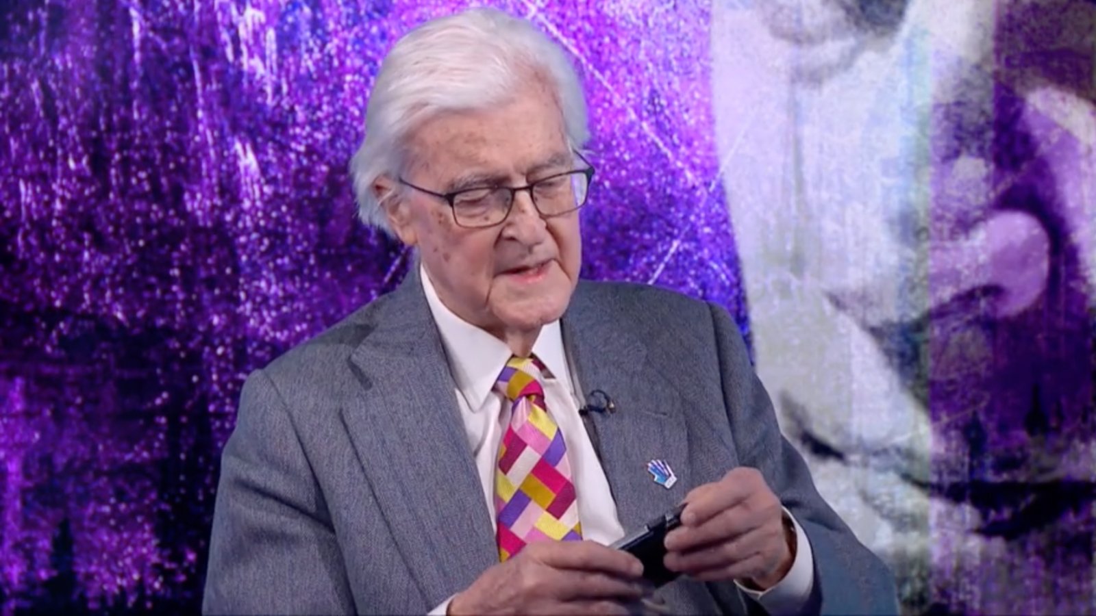 Lord Kenneth Baker a BBC műsorában, amikor megcsörrent a telefonja