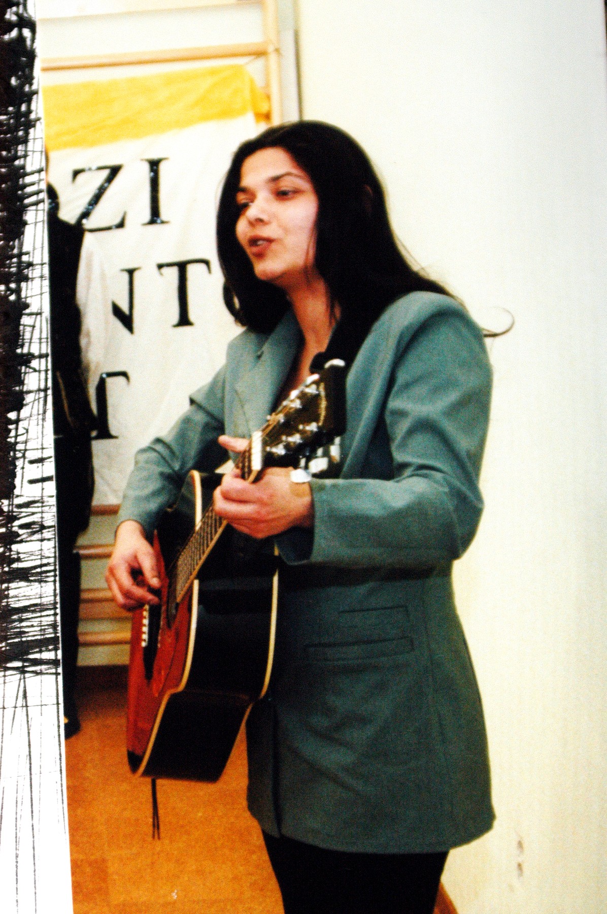 Oláh Ibolya gitárral