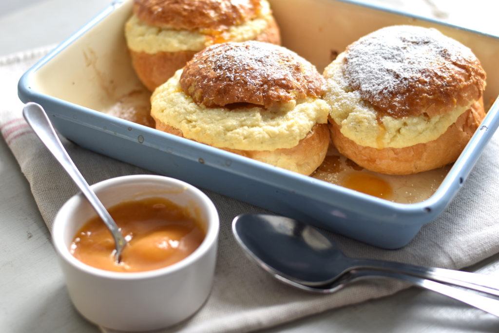 Lekváros-túrós töltött zsömle