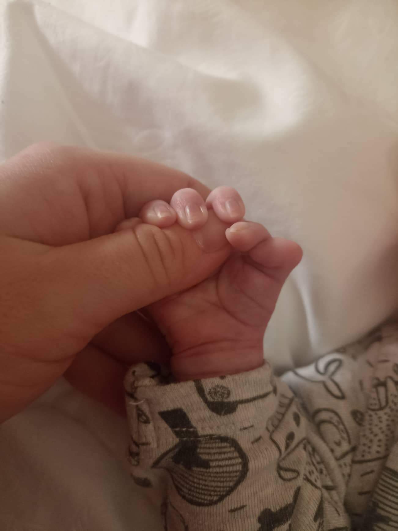 Szimonetta kisfia hat ujjal született