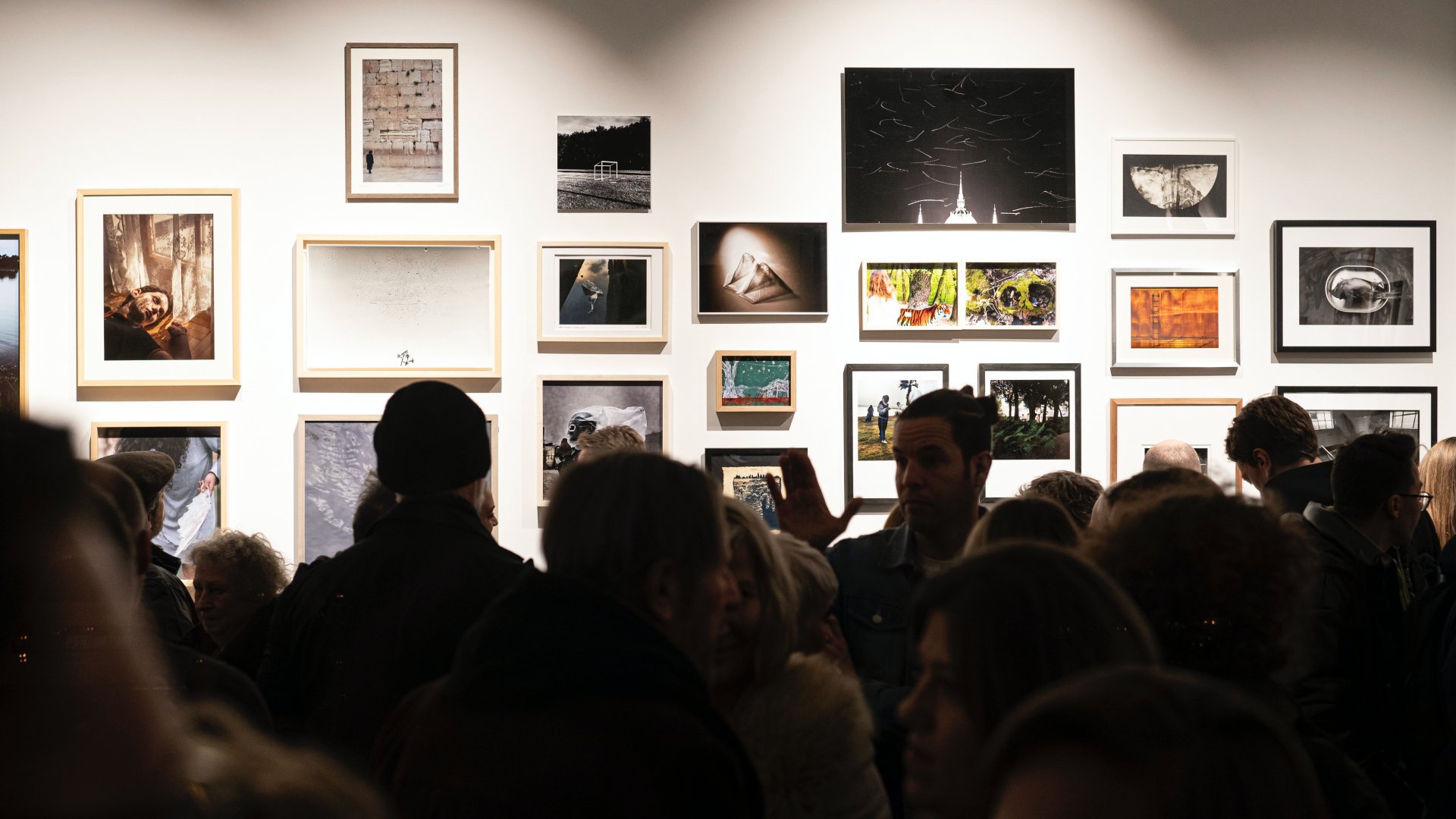 Résztvevõk a 42 éves korában elhunyt Móricz-Sabján Simon fotóriporter emlékére rendezett kiállítás megnyitóján az Einspach Fine Art & Photography galériában 2023. február 27-én