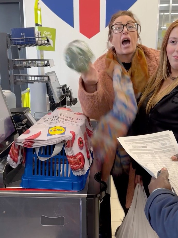 Brokkolival fenyegetőzik egy nő a kasszánál