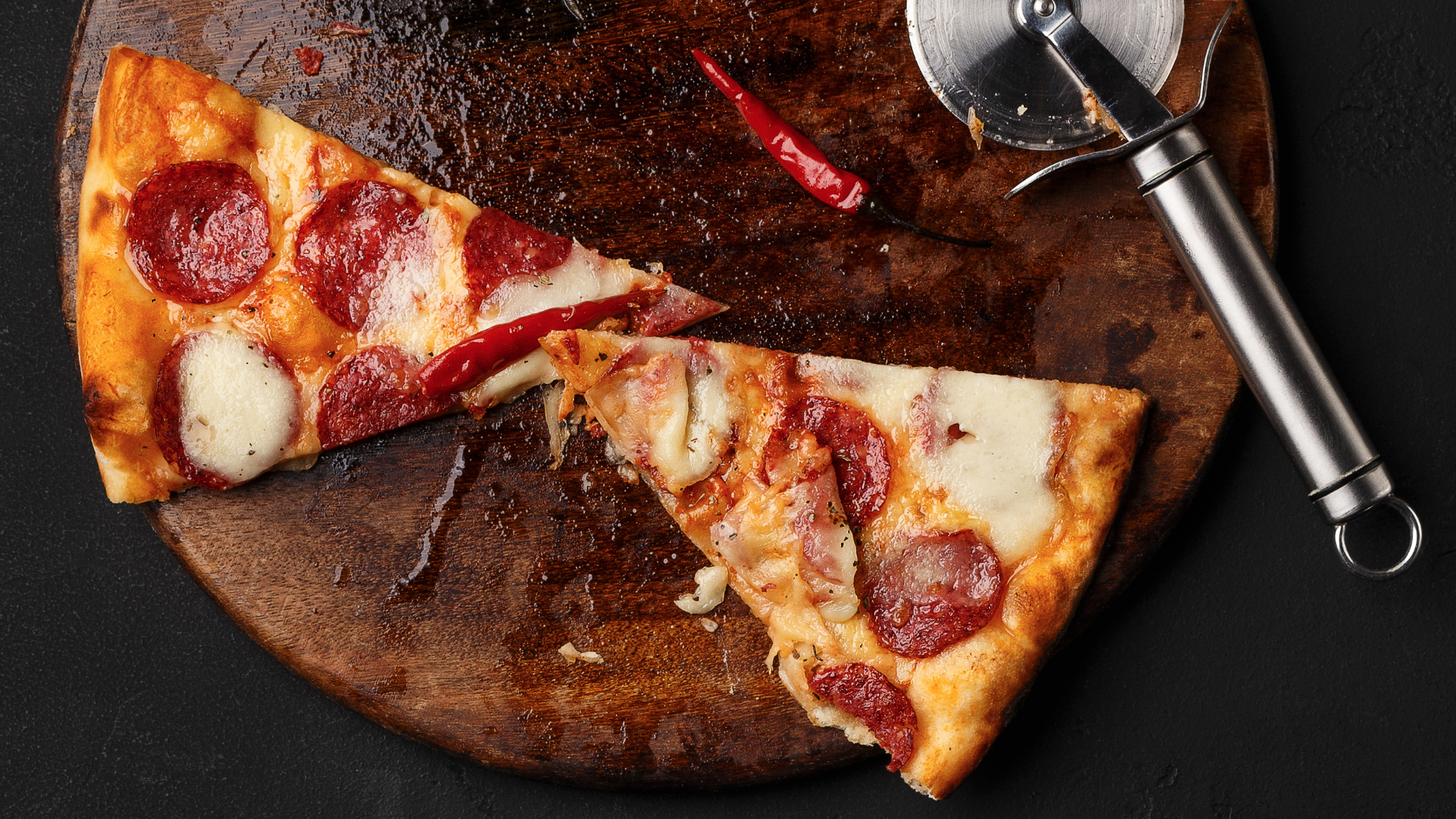 Maradék szalámis pizzaszeletek