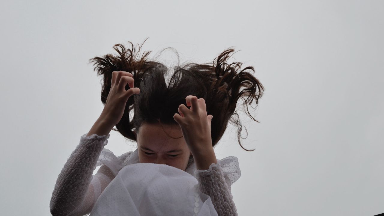 Dühös, mérges lány