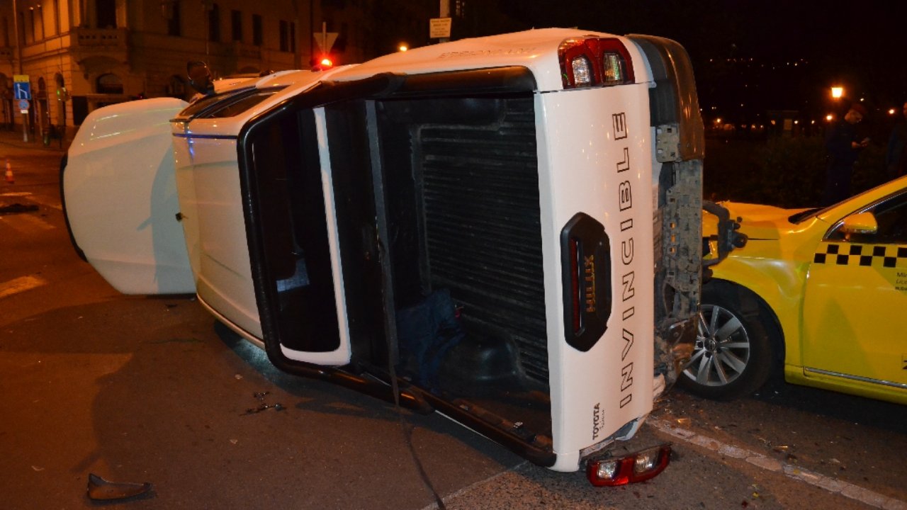 Felborult terepjáró autós üldözés után Budapesten