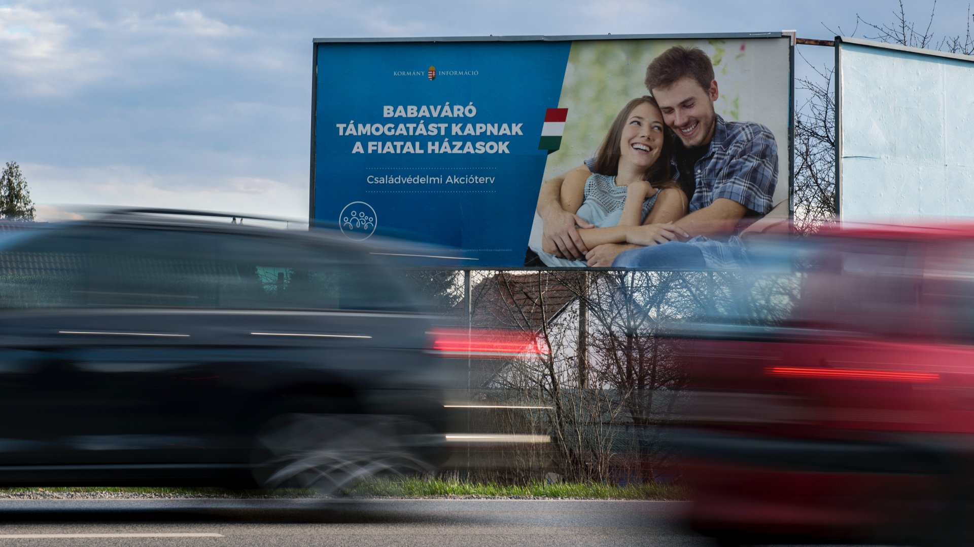 családvédelmi akcióterv keretében július elsejével életbe lépõ új intézkedést, a babaváró támogatást népszerûsítõ plakát Pécsen 2019. március 14-én