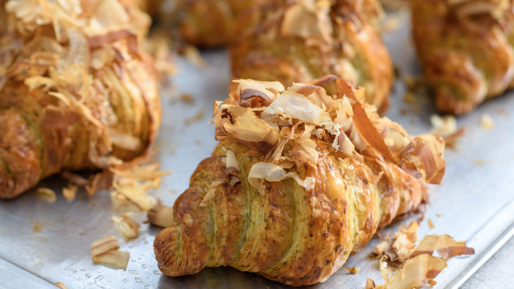 Katsuobushi, másik nevén bonito pehely és croissant