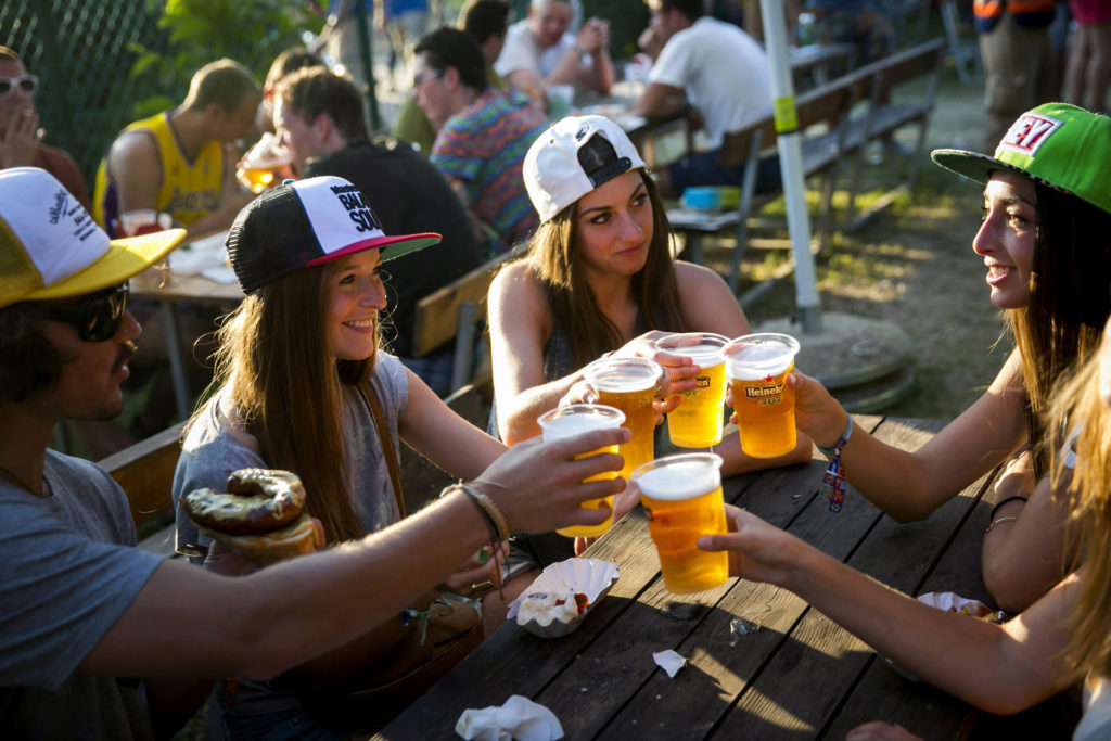 Söröző lányok a Balaton Soundon
