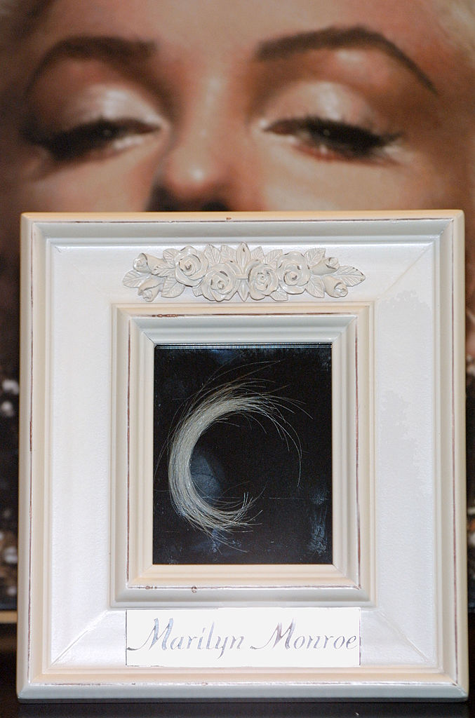 Marylin Monroe hajtincse kiállítva a színésznő halálának negyvenedik évfordulóján.Fotó: Frederick M. Brown/Getty Images