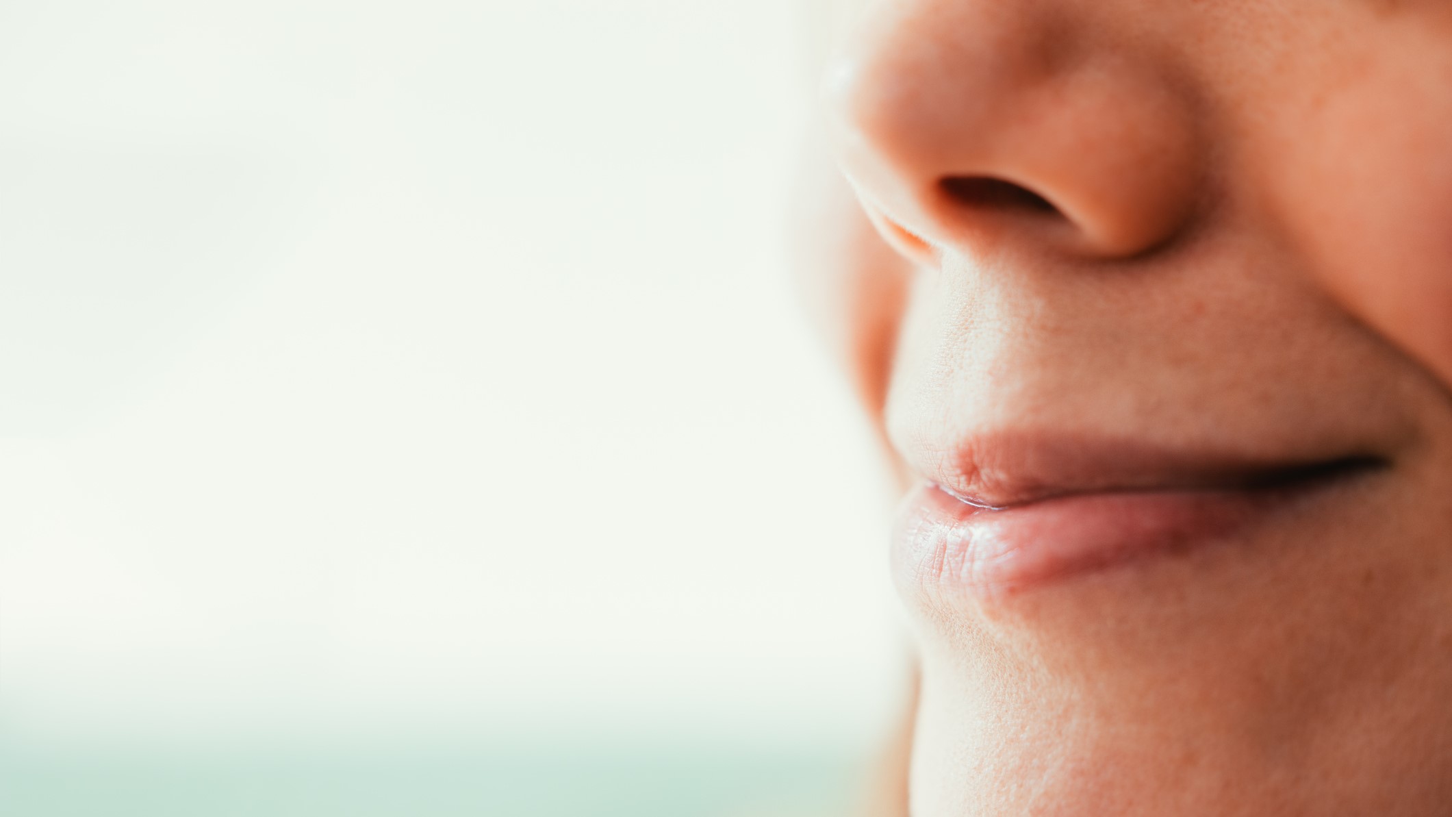 Mosolygó nő arcának részlete