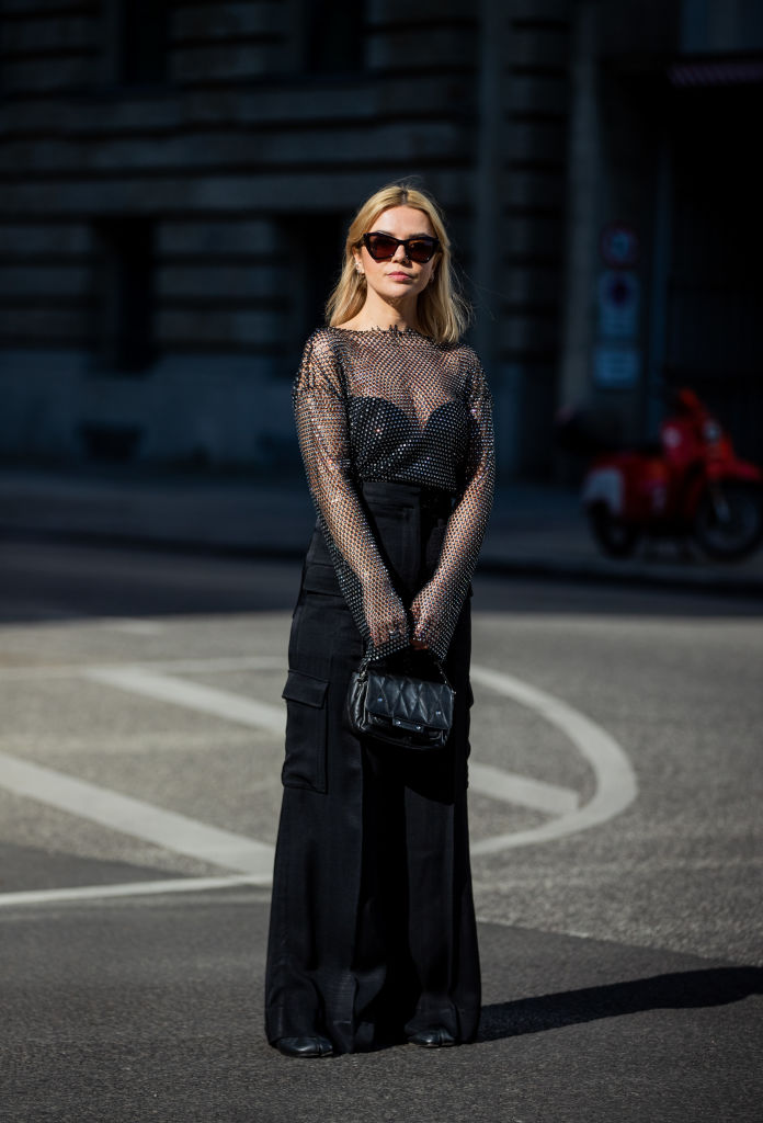 Cargo nadrágot viselő nő