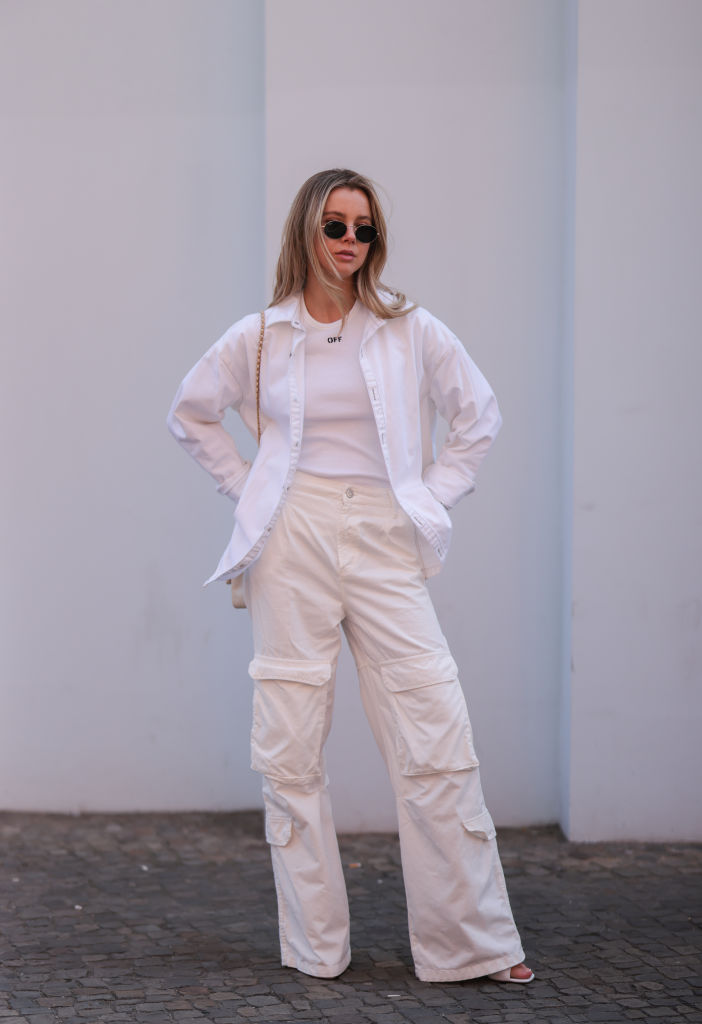 Cargo nadrágot viselő nő