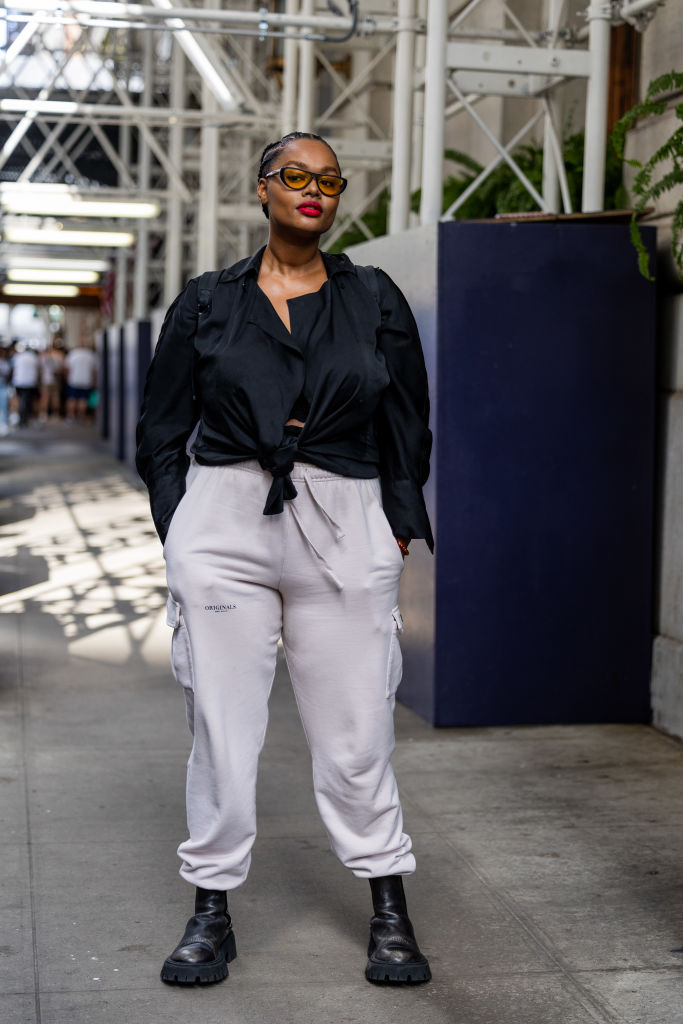 Cargo nadrágot viselő nő