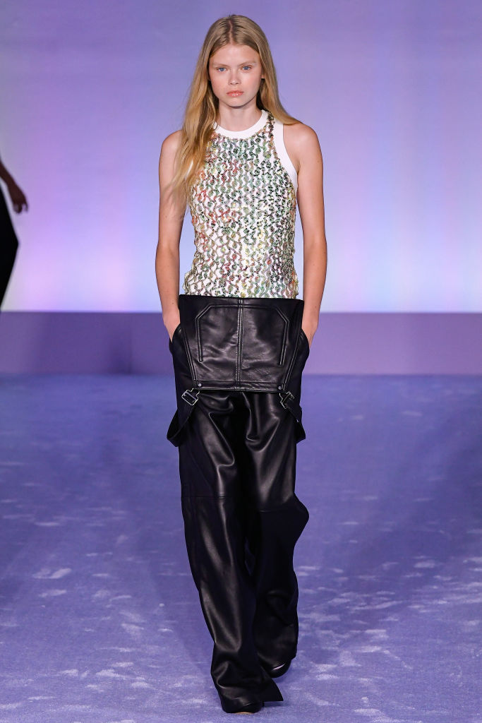 Military ihletésű kreációk a 2023-as tavaszi-nyári kollekciókban