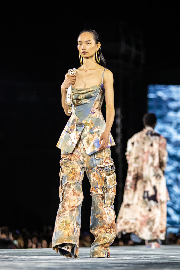 Military ihletésű kreációk a 2023-as tavaszi-nyári kollekciókban