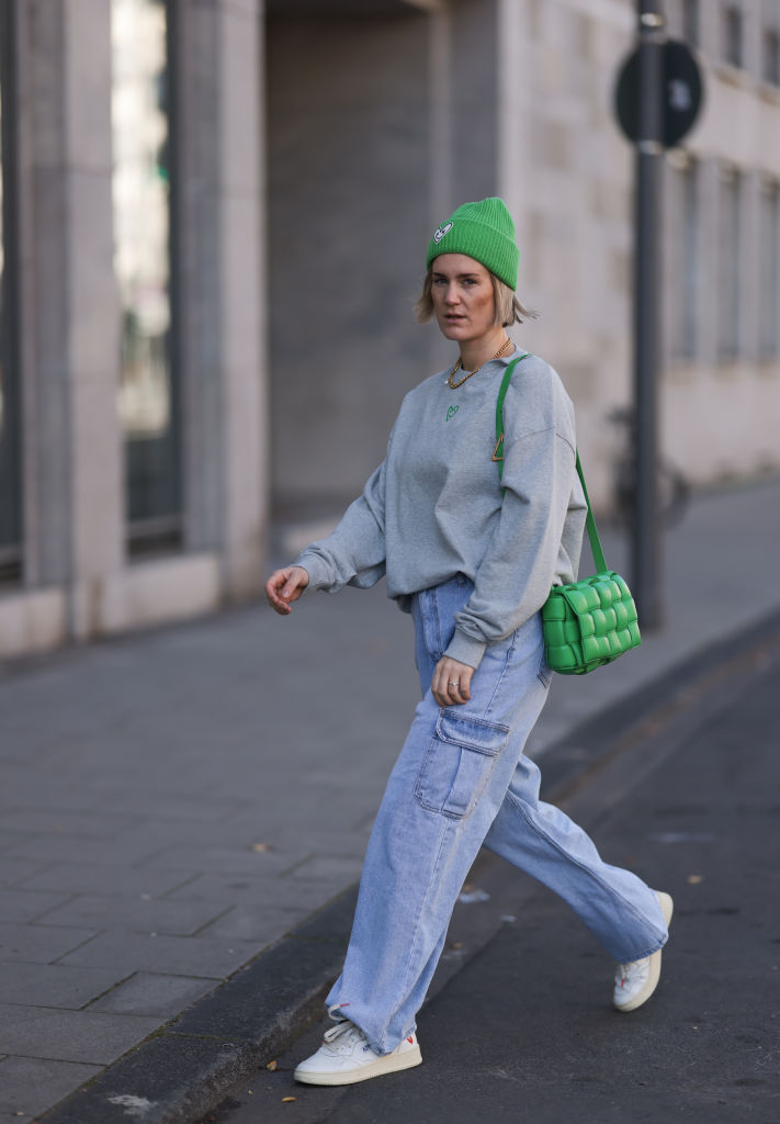 Cargo nadrágot viselő nő