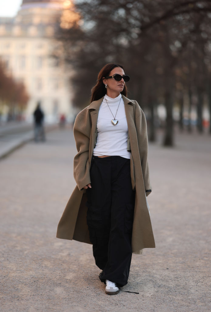 Cargo nadrágot viselő nő