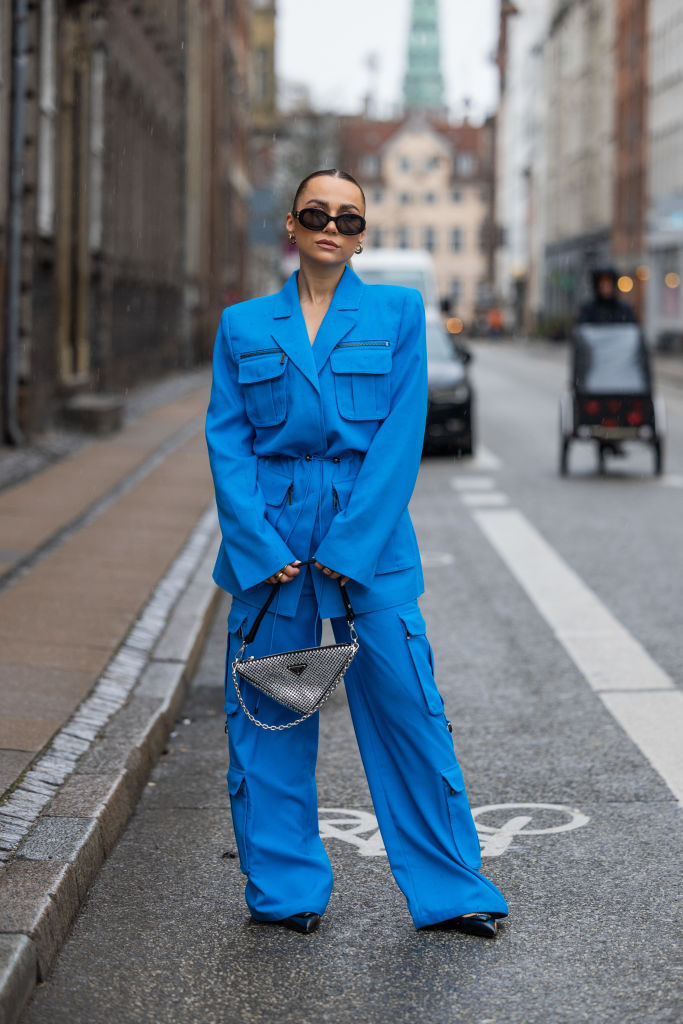 Cargo nadrágot viselő nő