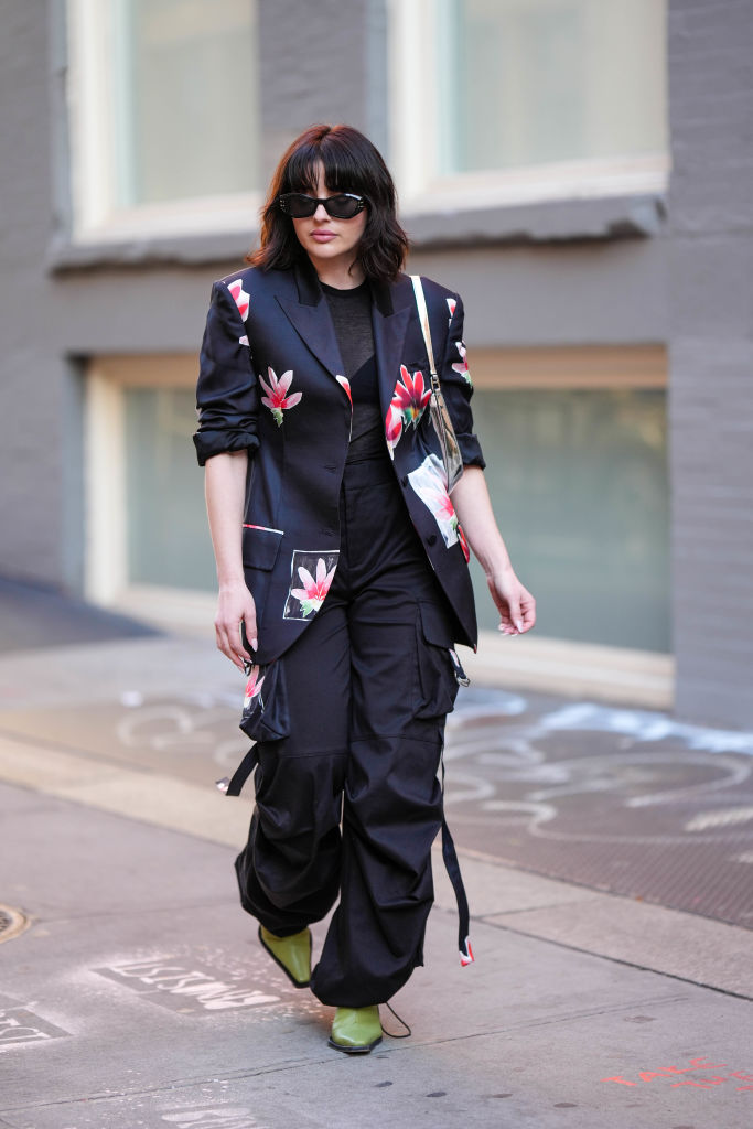 Cargo nadrágot viselő nő