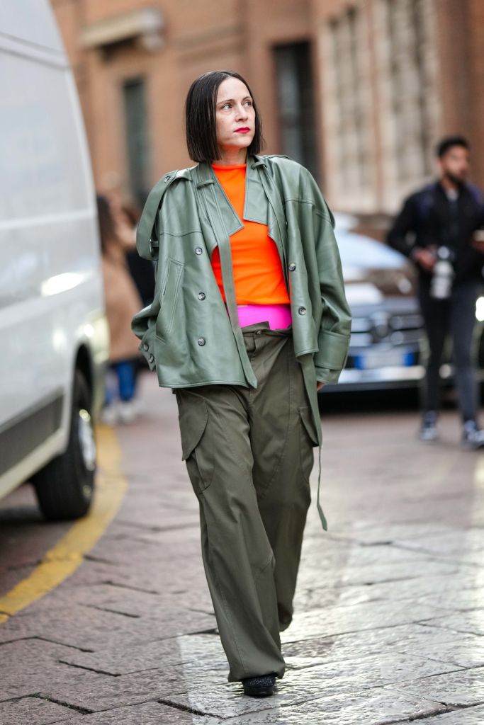 Cargo nadrágot viselő nő