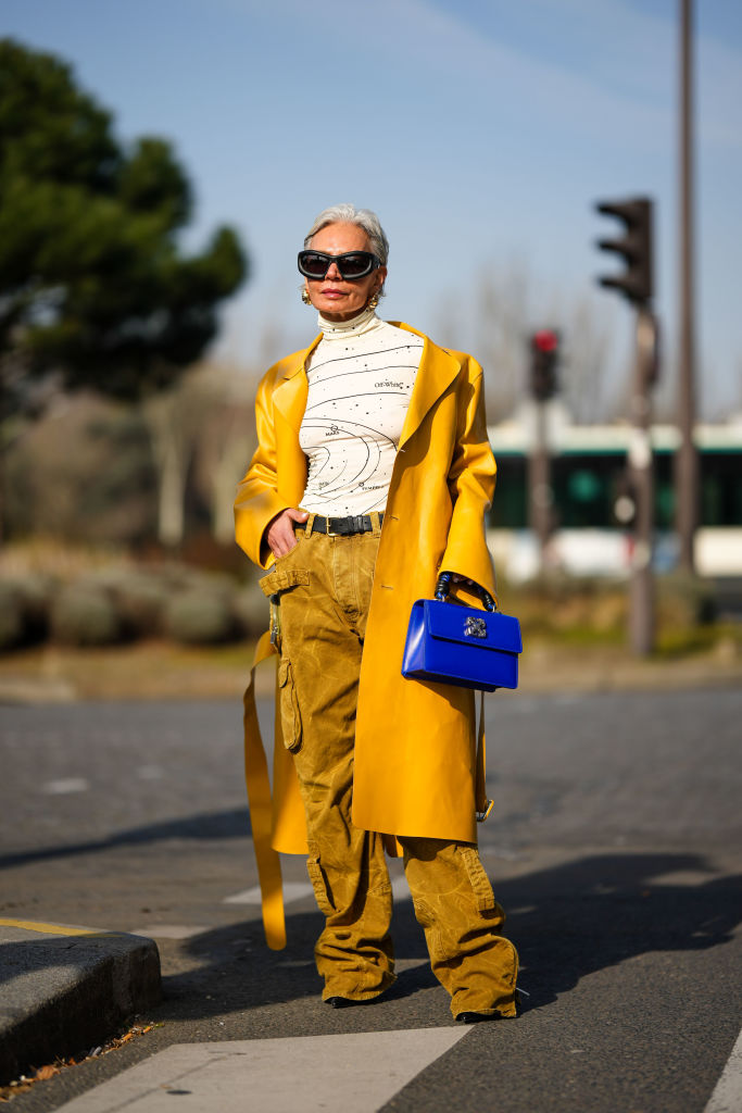 Cargo nadrágot viselő nő