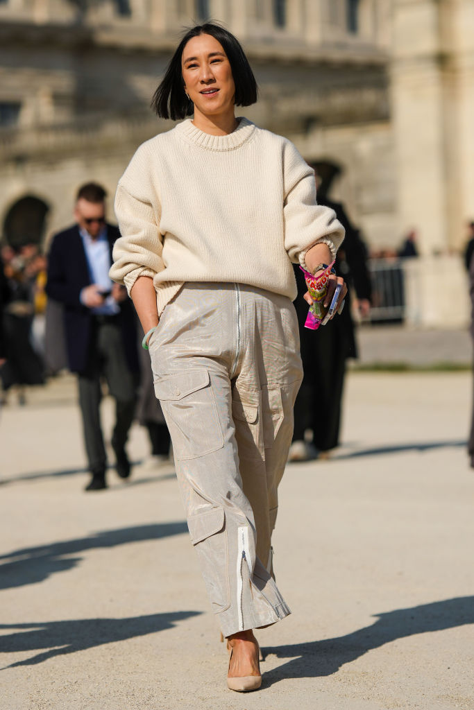 Cargo nadrágot viselő nő