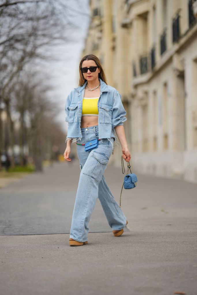 Cargo nadrágot viselő nő