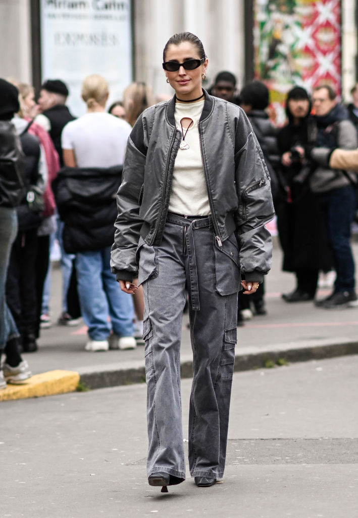 Cargo nadrágot viselő nő