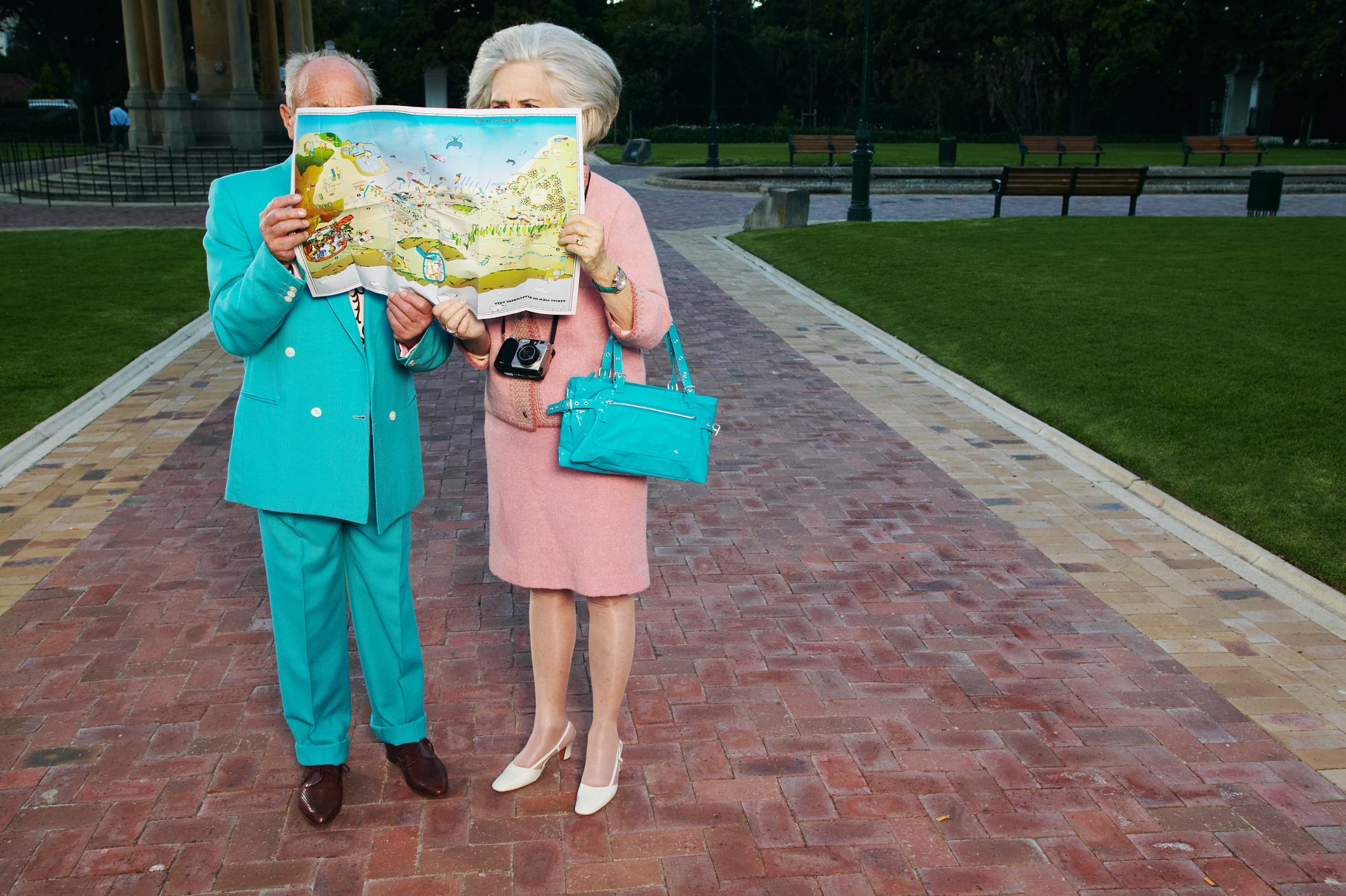 Idős pár térképet fog.