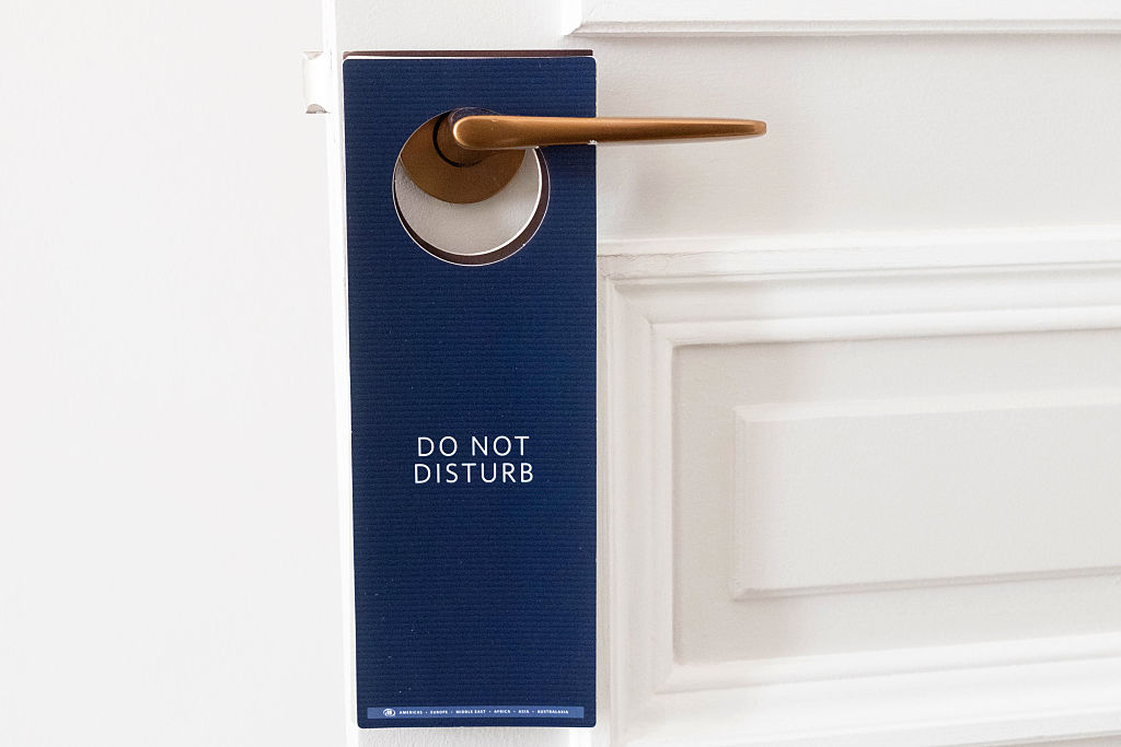 „Ne zavarj" tábla