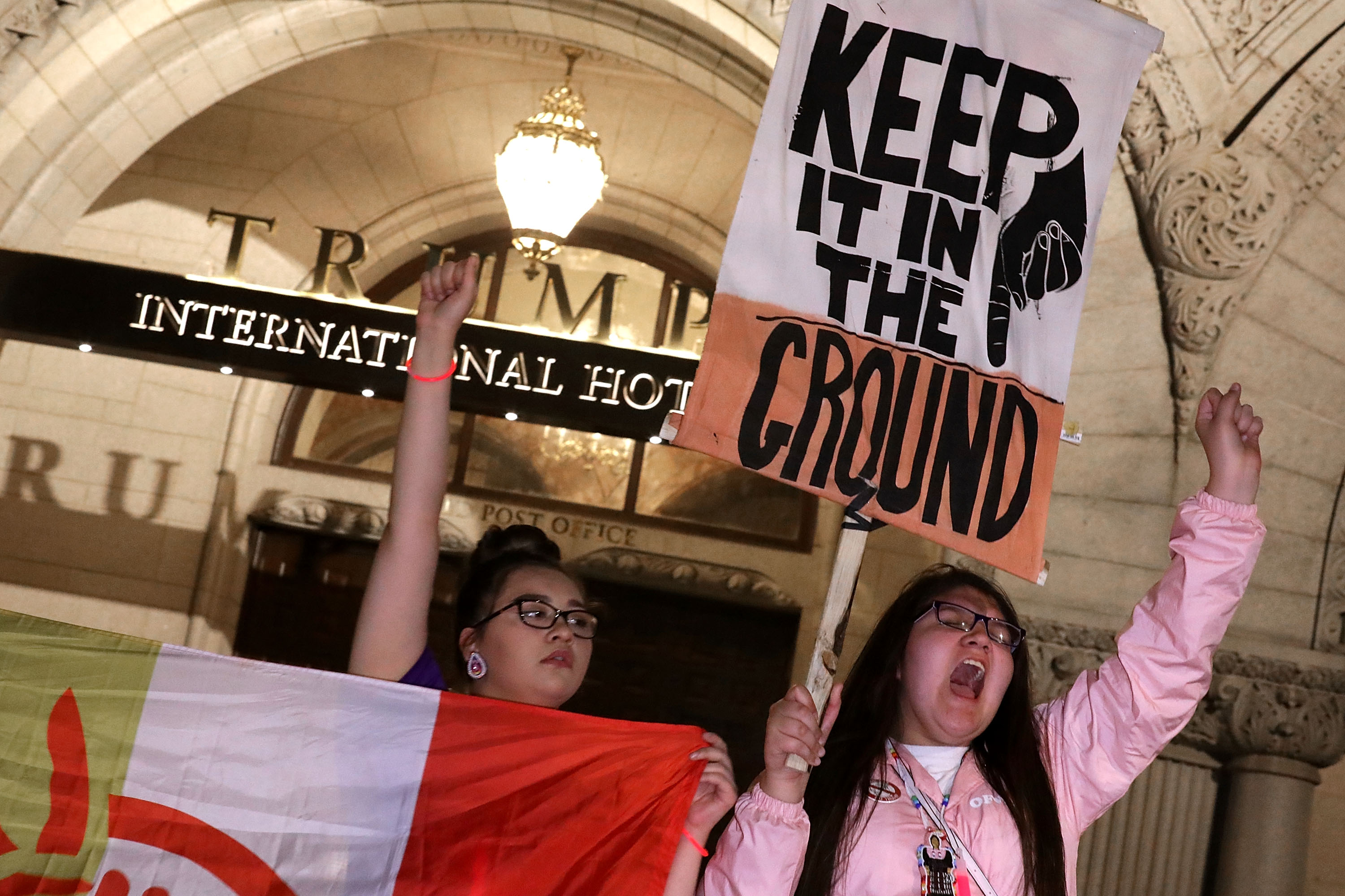 Tiltakozó indiánok a Trump Hotel előtt