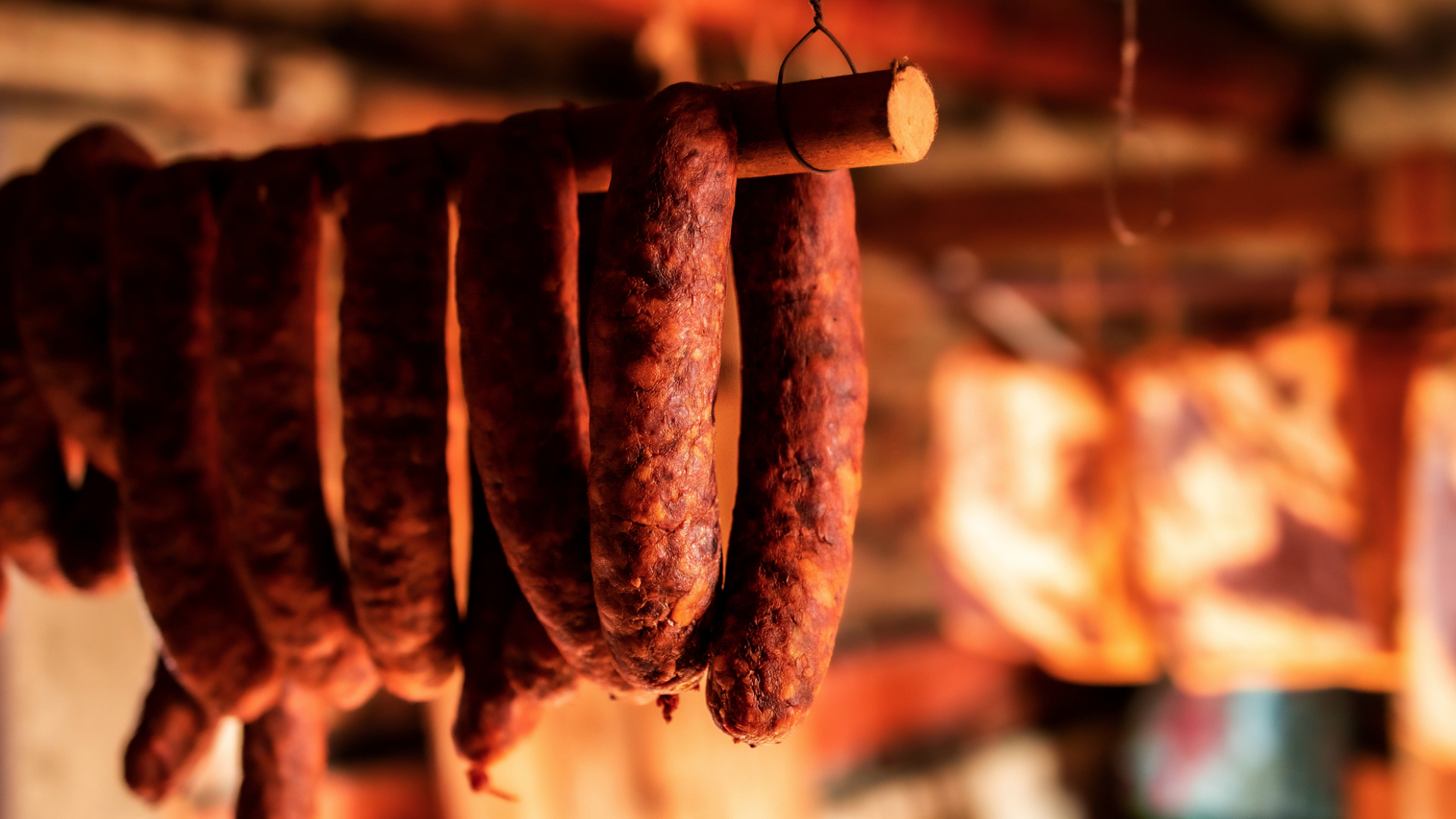 Kolbászok szárítás közben