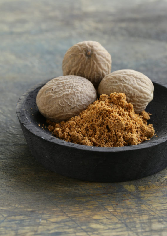 Szerecsendió egészben és finomra reszelve