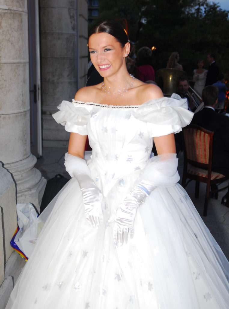 Tomán Szabina fehér báli ruhában