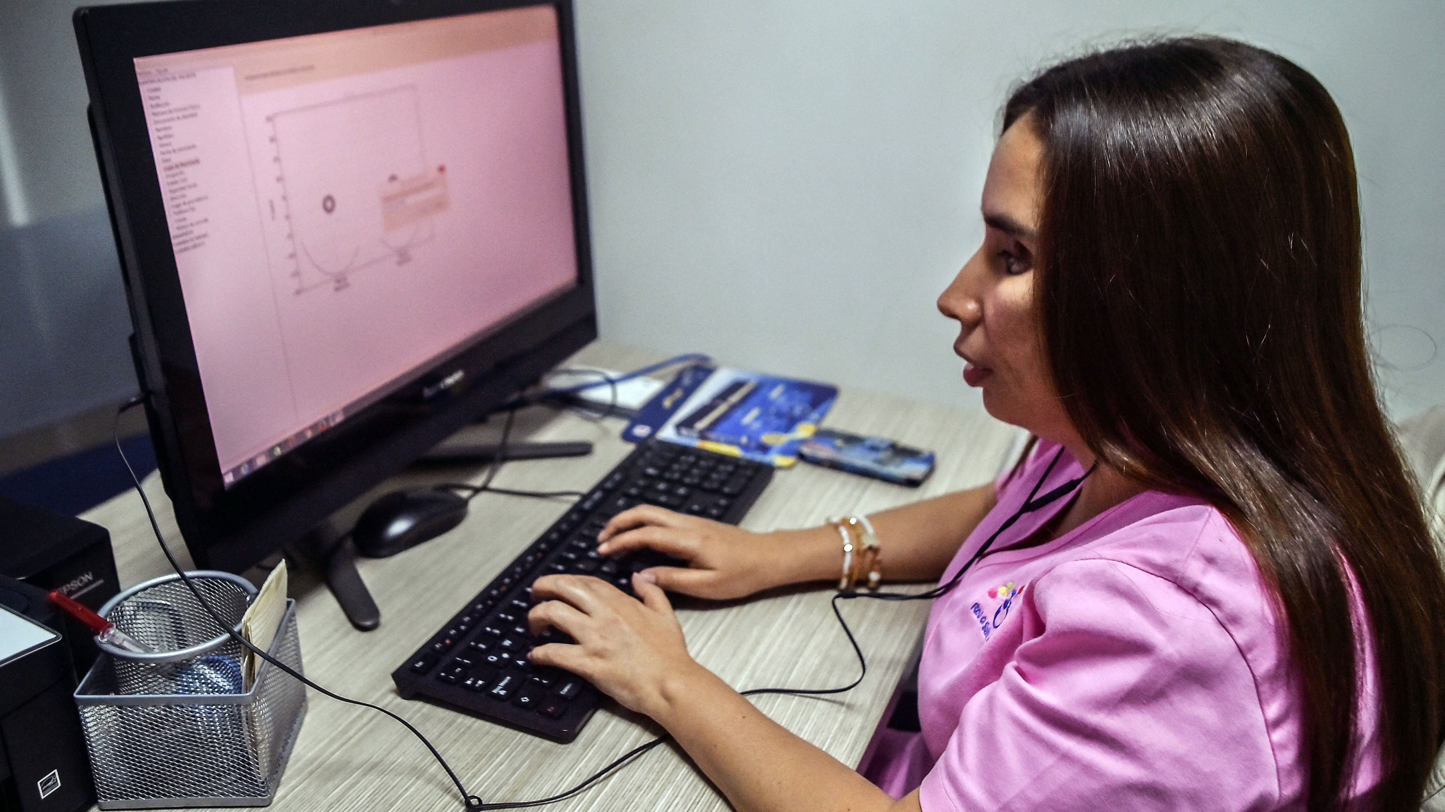 Francia Papamija egy páciens adatait viszi be számítógépbe