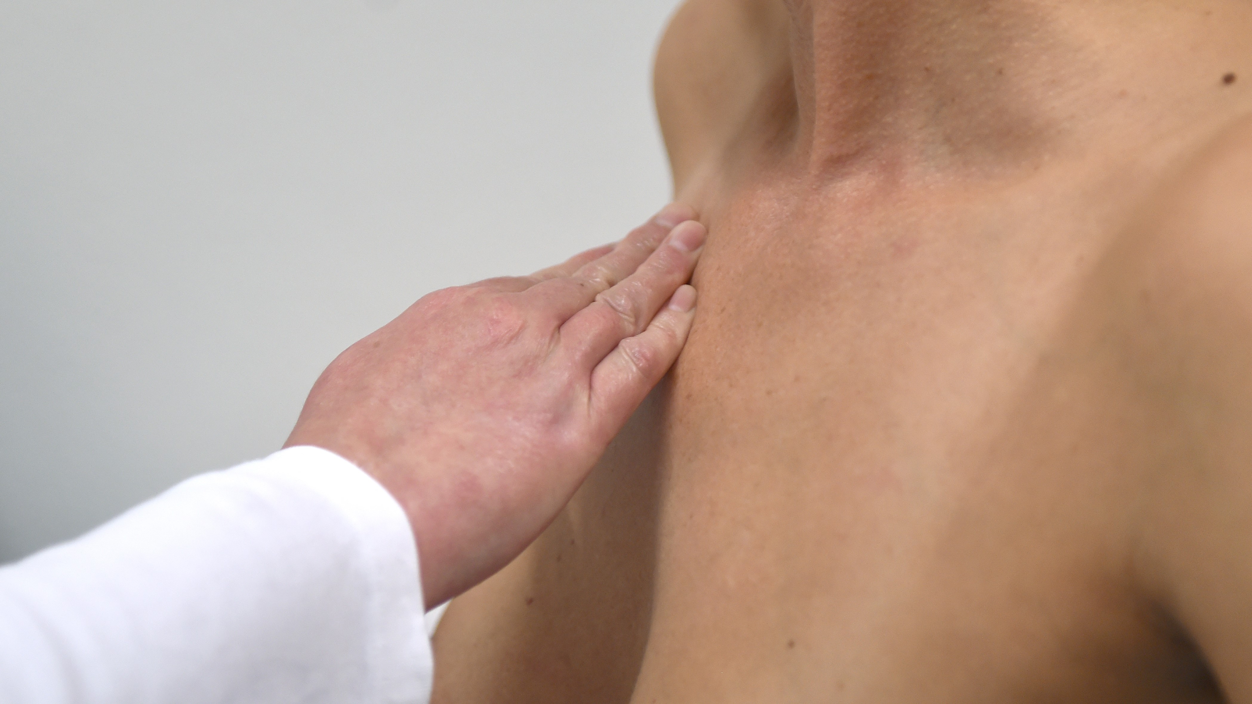 Filiz Demir, aki részt vett a Discovering Hans tréningjén, egy páciens mellét vizsgálja.