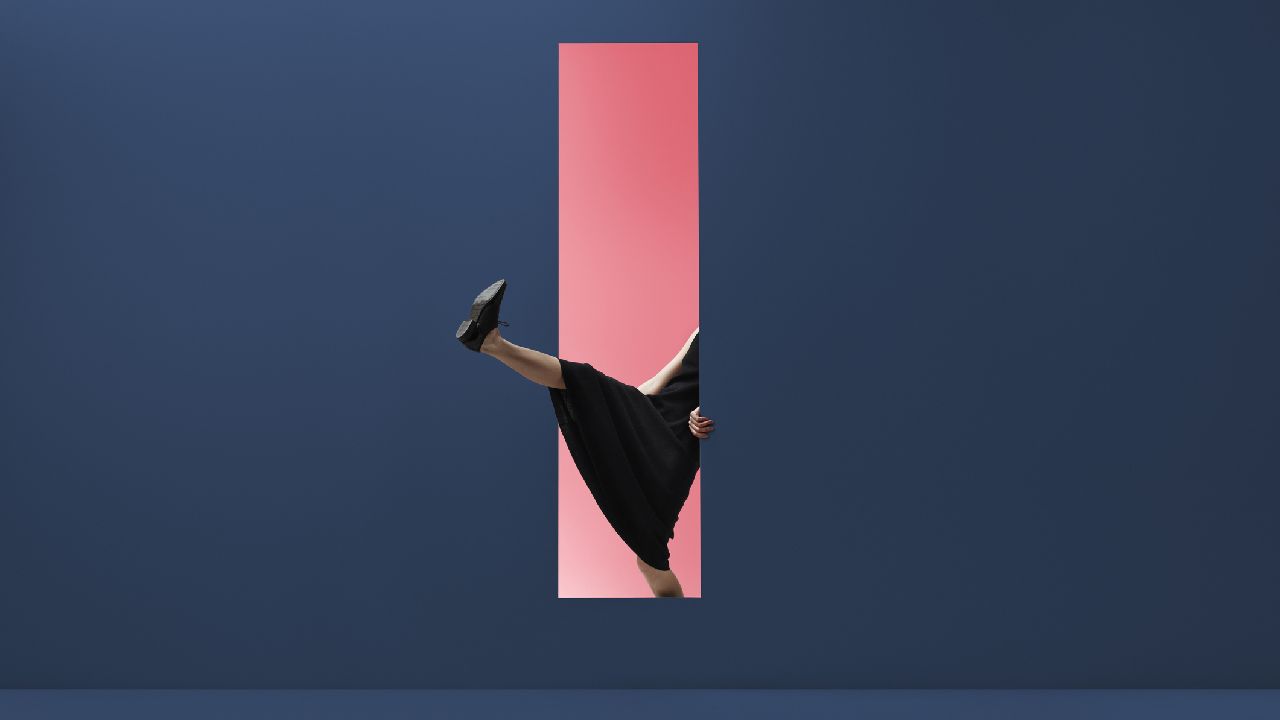 Nő átlép egy stilizált kapun