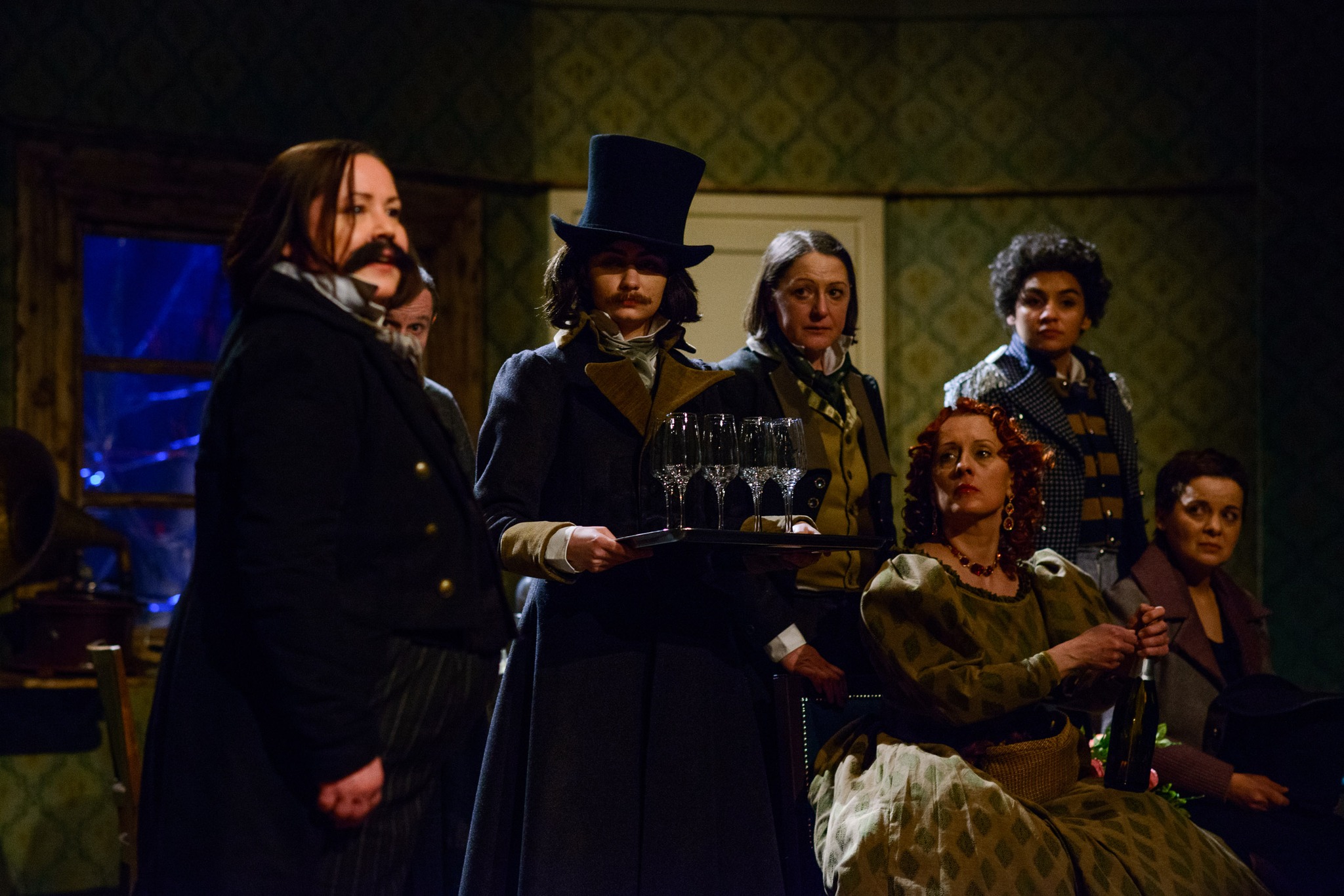 Jelenet a Háztűznéző című előadásból.