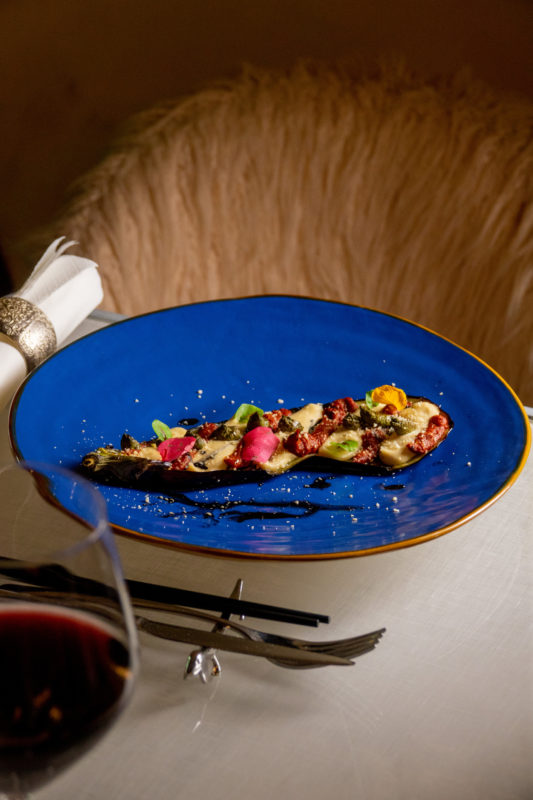 Töltött padlizsán virágszirmokkal