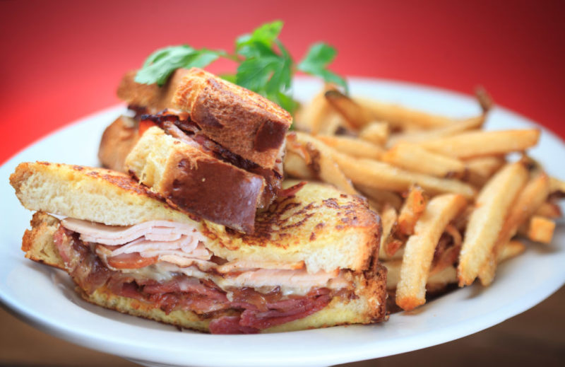 Monte Cristo szendvics sült krumplival