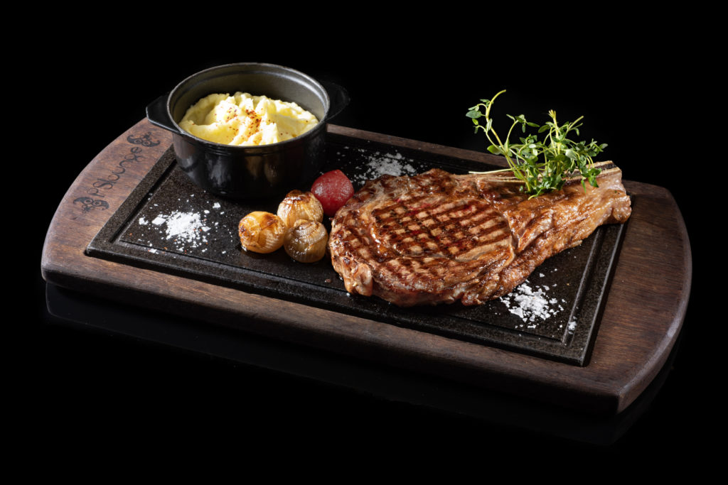 Steak, fonnyasztott hagyma, paradicosm és krumplipüré