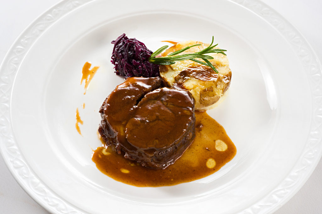 Marhasteak sült burgonyával, párolt káposztával