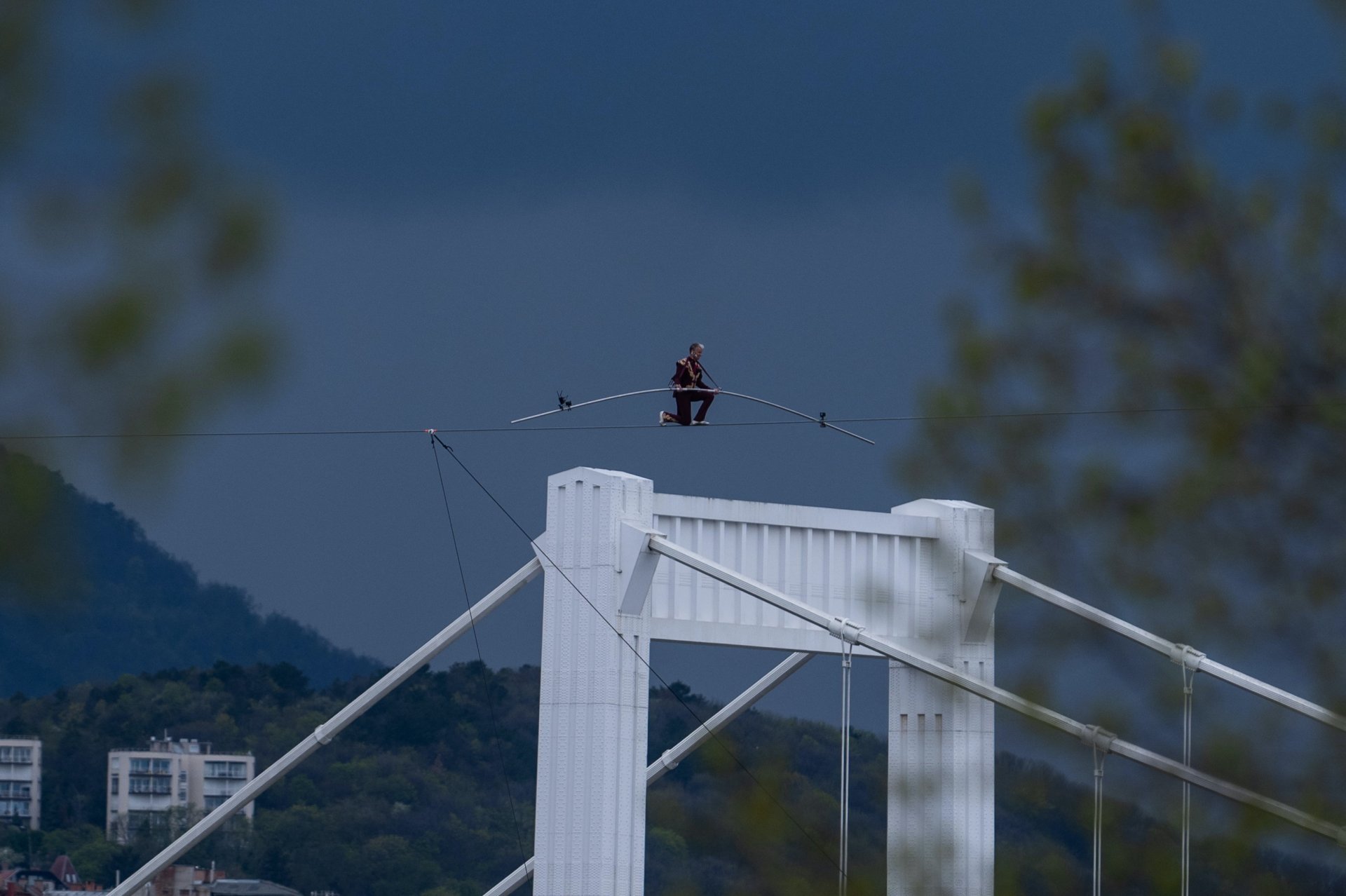 Drótkötélen egyensúlyozva kel át a Duna felett ifjabb Simet László artistamûvész a cirkusz világnapja alkalmából Budapesten 2023. április 15-én