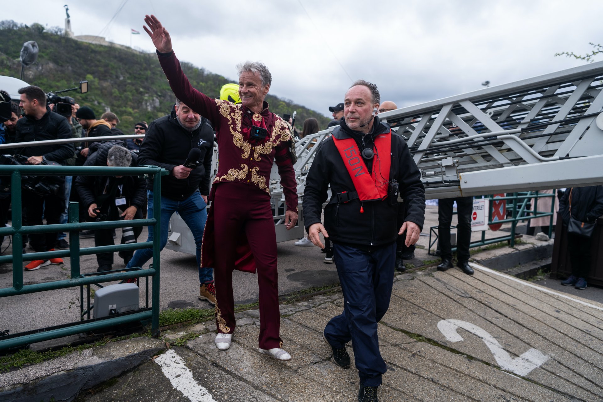 Drótkötélen egyensúlyozva kel át a Duna felett ifjabb Simet László artistamûvész a cirkusz világnapja alkalmából Budapesten 2023. április 15-én